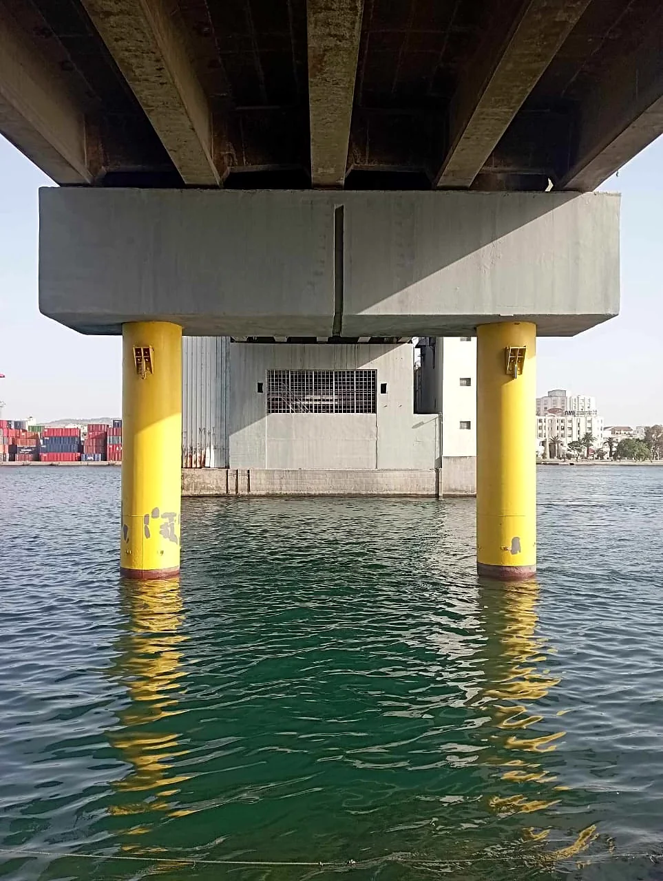 Ouvrage — Piles et chevêtre au-dessus du canal