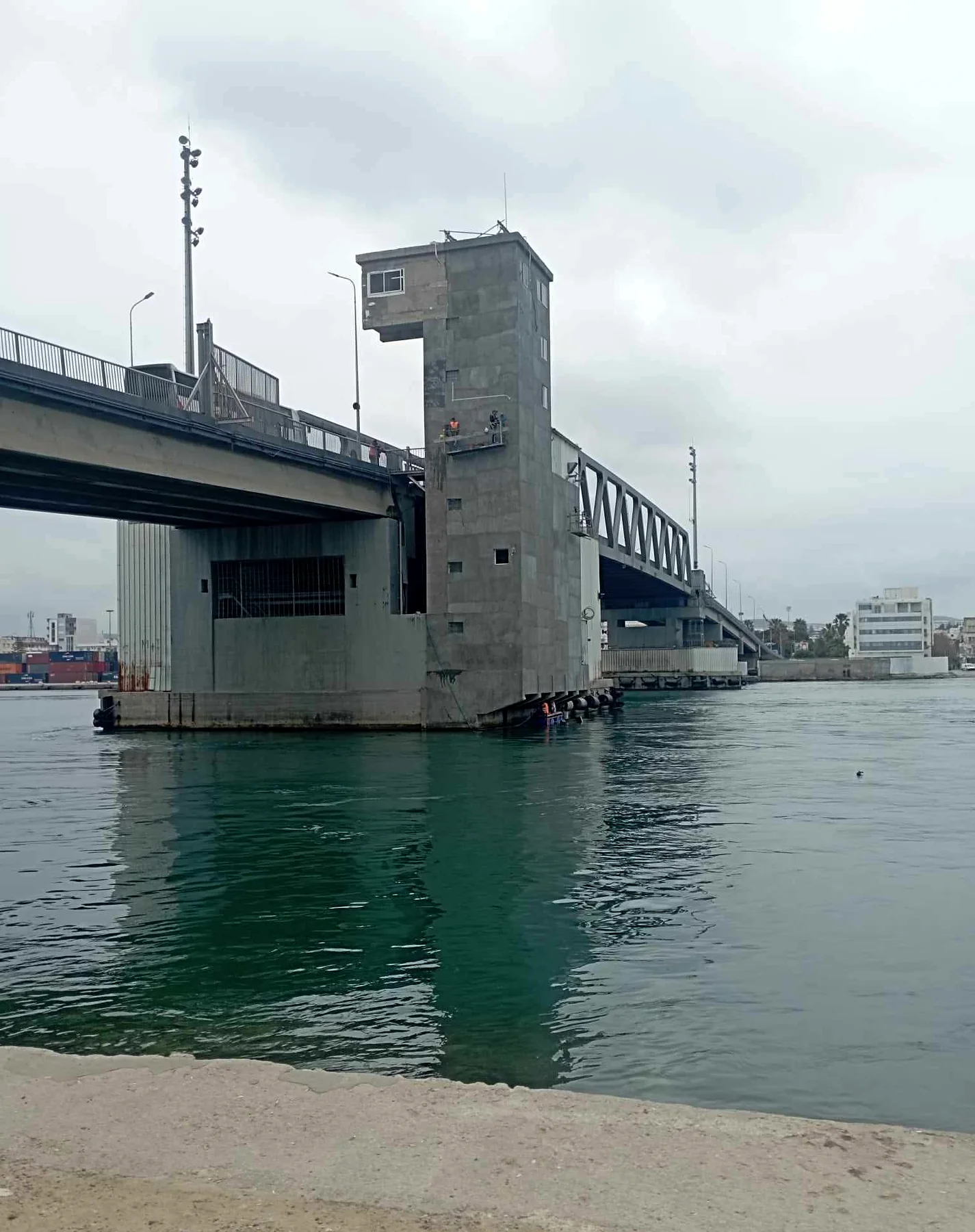 Travaux — Réparation de la tour depuis une nacelle suspendue