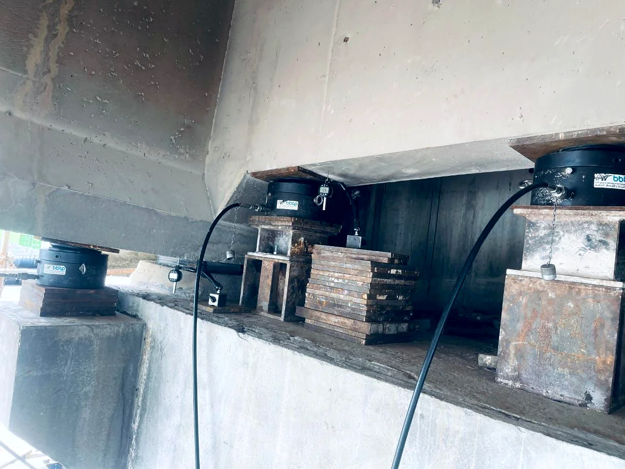 Vérins et calage sous le tablier du pont mobile de Bizerte
