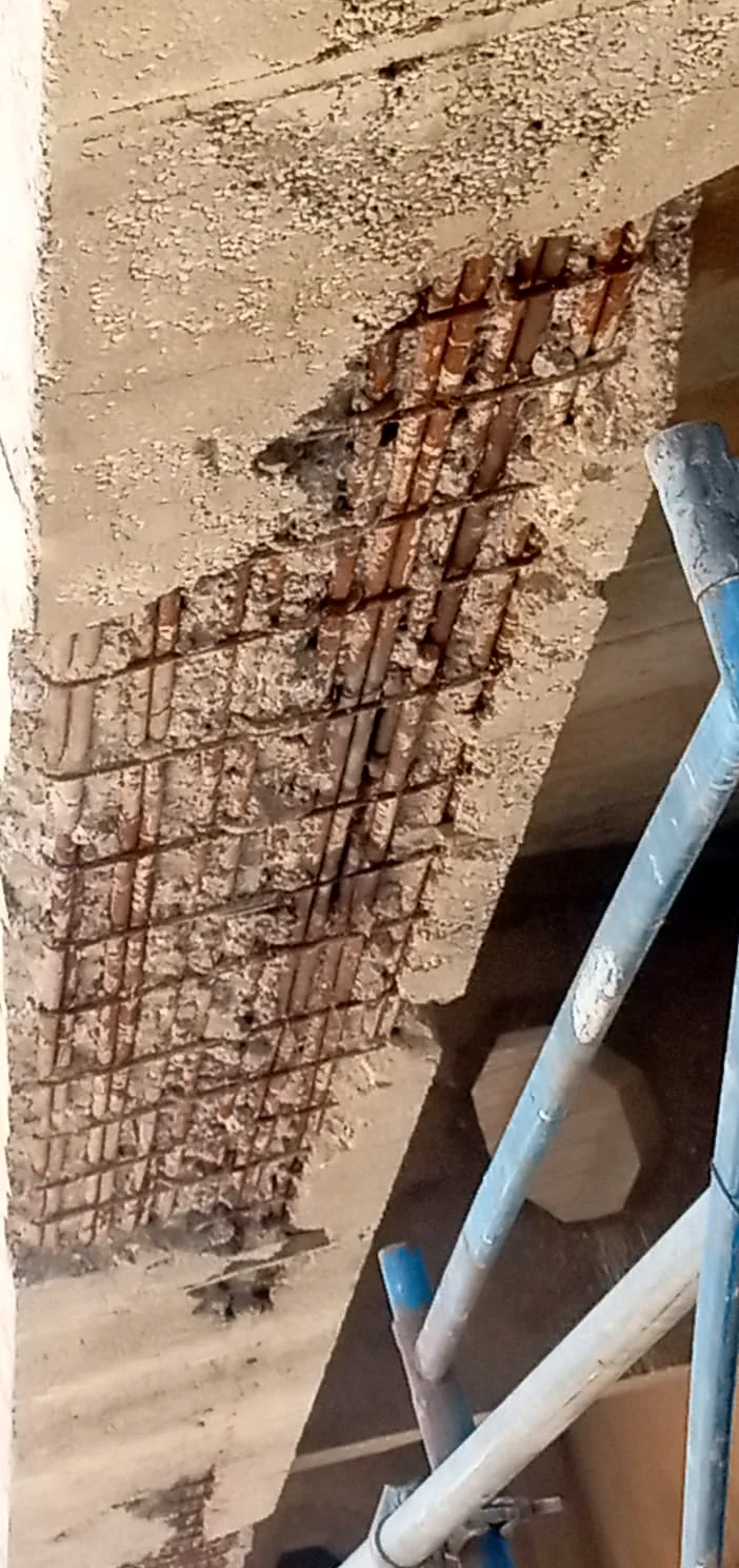 Avant — Béton éclaté et armatures corrodées