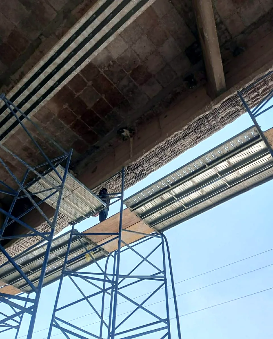 Travaux — Échafaudage sous le tablier