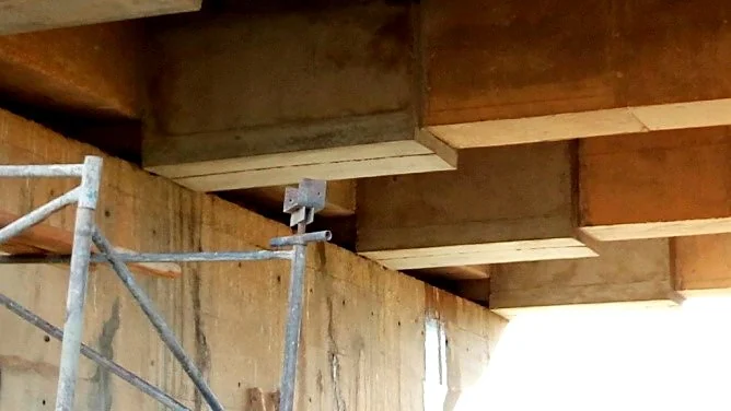 Chemisage en béton armé sous un tablier