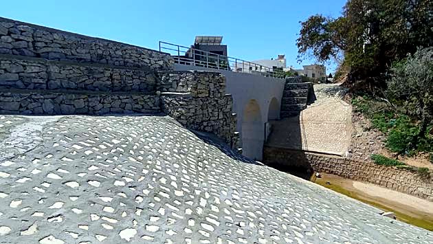 Après — Berges protégées par gabions et perré, pont de Bir Bouregba (Nabeul)